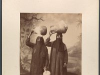Kat-Nr.611  Kat-Nr.611-Photobestand Vasel, Beschriftung Photo: [P]orteuses d’eao 1853 [?] [.] H. Arnoux Port Said, Beschriftung Vasel: Aegyptische Wasserträgerinnen